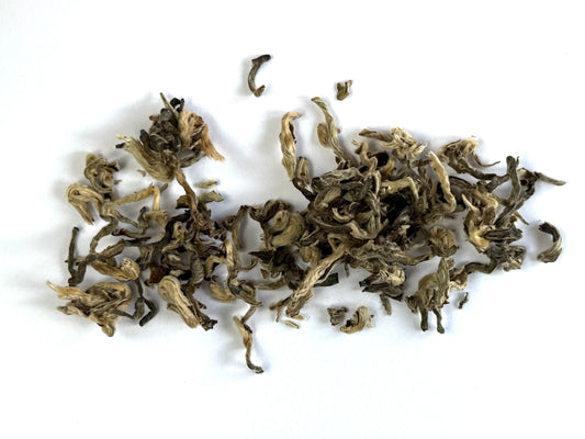 ZIRAN Nature's Pearls bio zöld tea a Sonic Beanstől. Elsőosztályú zöld tea, mely már ránézésre is különleges. A zöld tealeveleket és a finom fehér pihéiket kézzel sodorják apró, spirál formájú gyöngyökké. 100% Bio Jade Silver Snail teából.