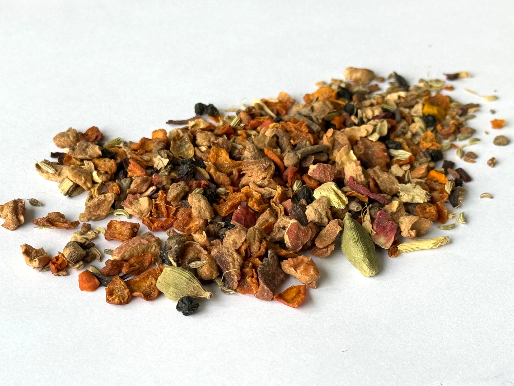 ZIRAN Pumpkin Spice Chai bio tea. Ahogy a neve is jelzi, sütőtök alapú, sok gyümölcsdarabbal, virágszirmokkal, és sok-sok, melegséget árasztó fűszerdarabbal keverve.