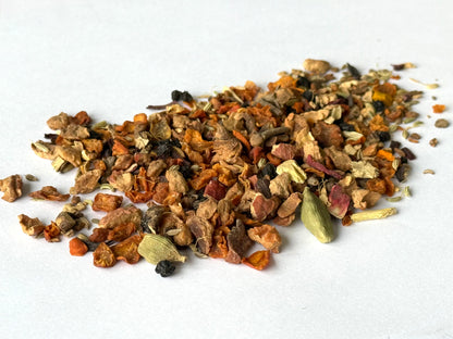 ZIRAN Pumpkin Spice Chai bio tea. Ahogy a neve is jelzi, sütőtök alapú, sok gyümölcsdarabbal, virágszirmokkal, és sok-sok, melegséget árasztó fűszerdarabbal keverve.