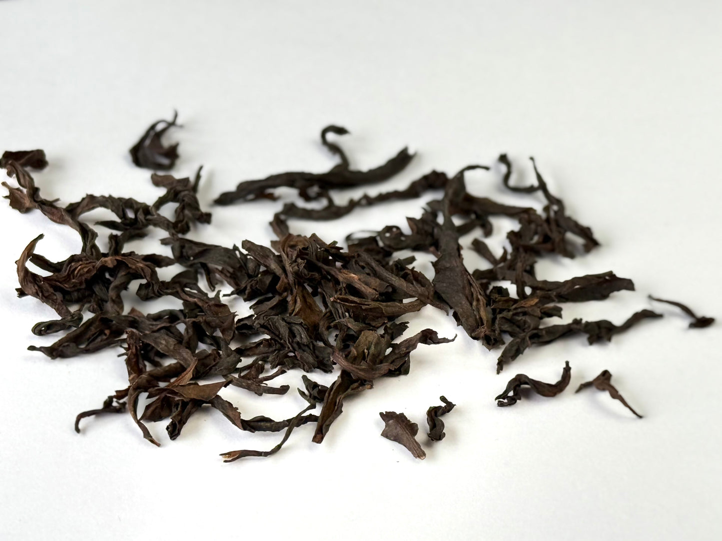 ZIRAN Wuyi's Ember bio Oolong / Wulong tea, a Wuyi-hegység kincse. Magas minőségű, organikus, félig fermentált, oolong tea rendelése a Sonic Beans-től. Illatos aromavilág, tiszta aranyszínű főzettel.